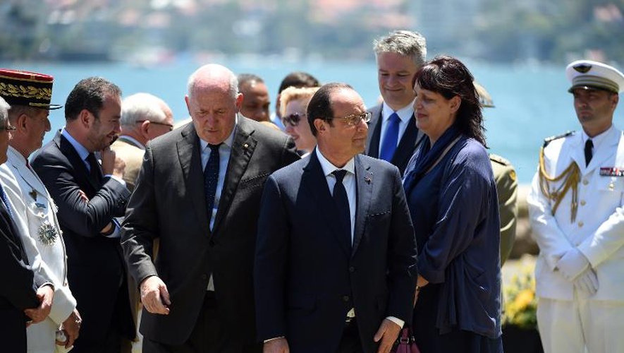Le président Francois Hollande accueilli par le gouverneur général Peter Cosgrove à son arrivée le 18 novembre 2014 à Sydney