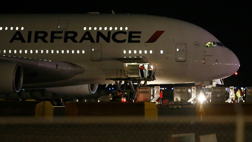 Un Airbus A380, parti de Los Angeles à destination de Paris, sur le tarmac de l'aéroport de Salt Lake City, après avoir été dérouté à la suite de menaces anonymes évoquant la présence d'une bombe à bord, le 17 novembre 2015