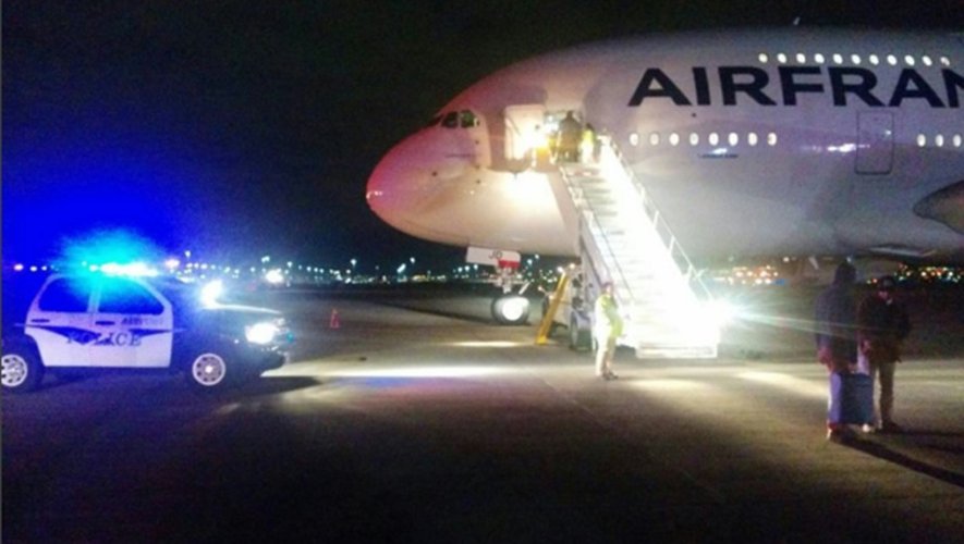 Un avion d'Air France, parti de Los Angeles,  sur le tarmac de l'aéroport de Salt Lake City, après avoir été dérouté pour des raisons de sécurité, le 17 novembre 2015