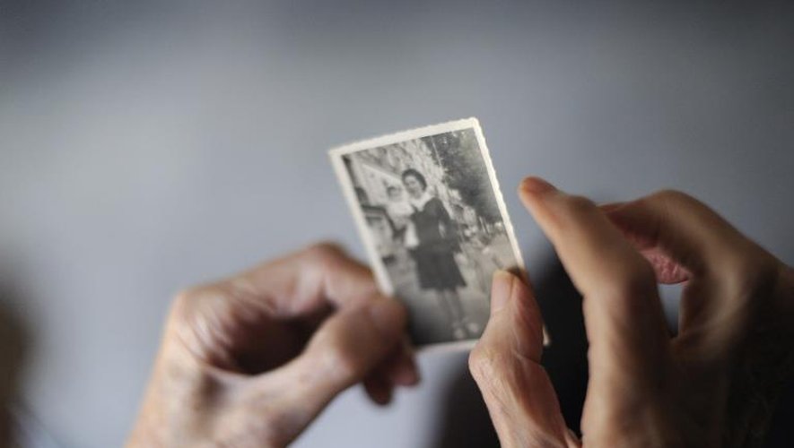 Une personne atteinte de la maladie d' Alzheimer avec une photo d'elle le 18 mars 2011 dans une maison de retraite à  Angervilliers