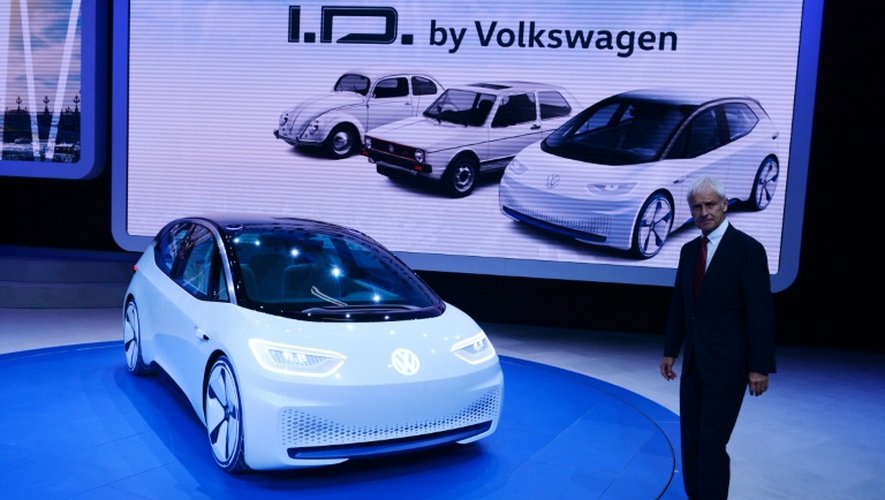 Matthias Mueller, PDG de Volkswagen  pose près de son modèle électrique I.D., lors de l'ouverture du Mondial de l'Automobile à Paris le 29 septembre 2016