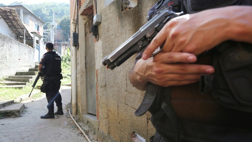Des agents de l'Unité de Police Pacificatrice (UPP) patrouillent dans une favela de Rio, le 26 juillet 2016