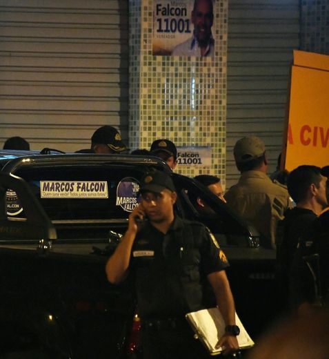 Les forces de l'ordre sur les lieux où a été abattu Marcos Vieira de Souza, aka "Falcon", le 26 septembre 2016, à Rio