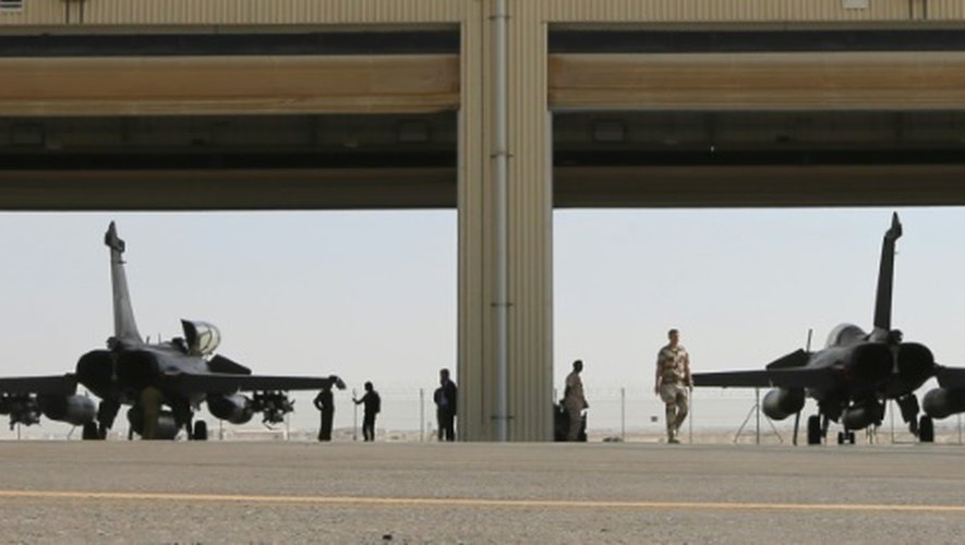 Un Rafale de l'armée française sur le tarmac d'une base militaire dans le Golfe, le 17 novembre 2015
