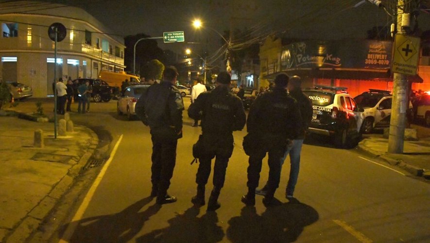 Les forces de l'ordre sécurisent les lieux où a été abattu Marcos Vieira de Souza, aka "Falcon", le 26 septembre 2016, à Rio