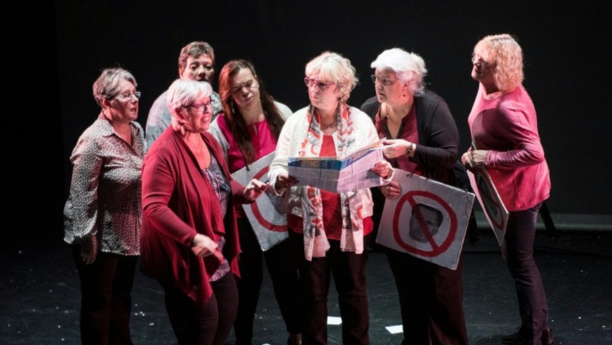 D'anciennes employées de l'usine Samsonite d'Hénin-Beaumont jouent au théâtre "On n'est pas que des valises" à Avion (nord) le 27 septembre 2016