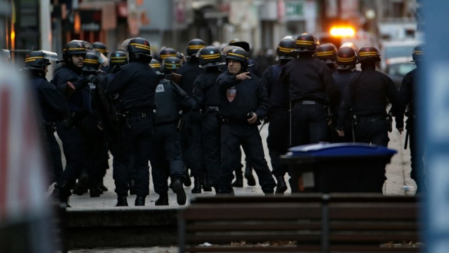 Des policiers dans une rue de Saint-Denis lors d'une opération antiterroriste contre des hommes retranchés dans un appartement, en lien avec les attentats de Paris, le 18 novembre 2015