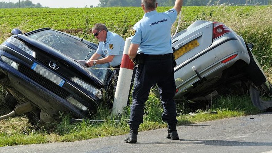 Des gendarmes sur le lieu d'un accident automobile le 30 juin 2013 à Godewaersvelde dans le nord de la France