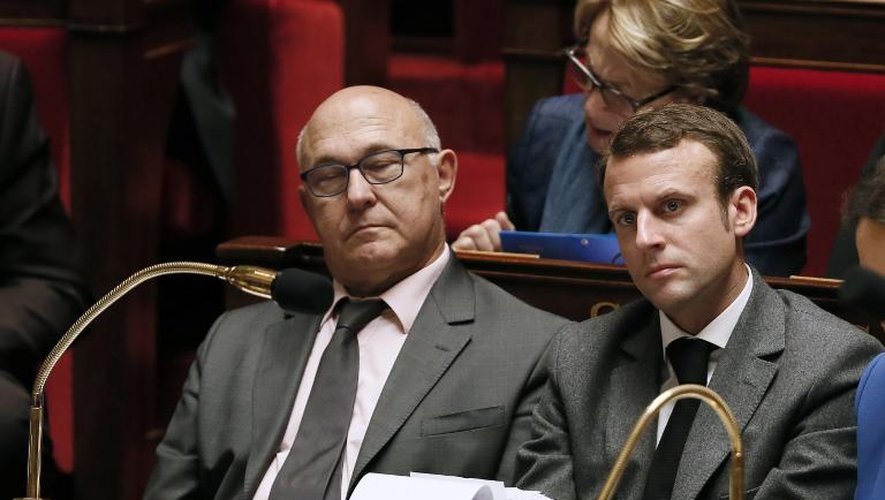 Les ministres des Finances Michel Sapin (G) et de l'Economie Emmanuel Macron à l'Assemblée le 5 novembre 2014