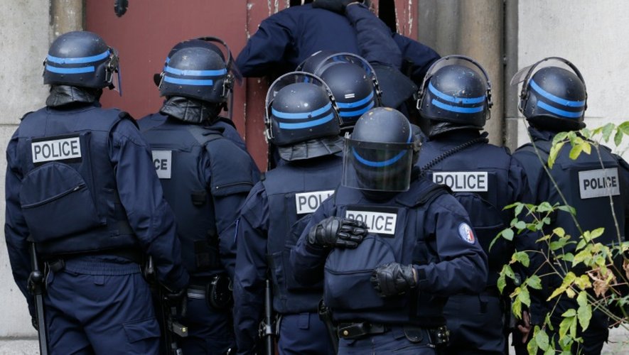 Des policiers de la BRI brisent la porte d'une église lors d'une opération antiterroriste à Saint-Denis, en lien avec les attentats de Paris, le 18 novembre 2015