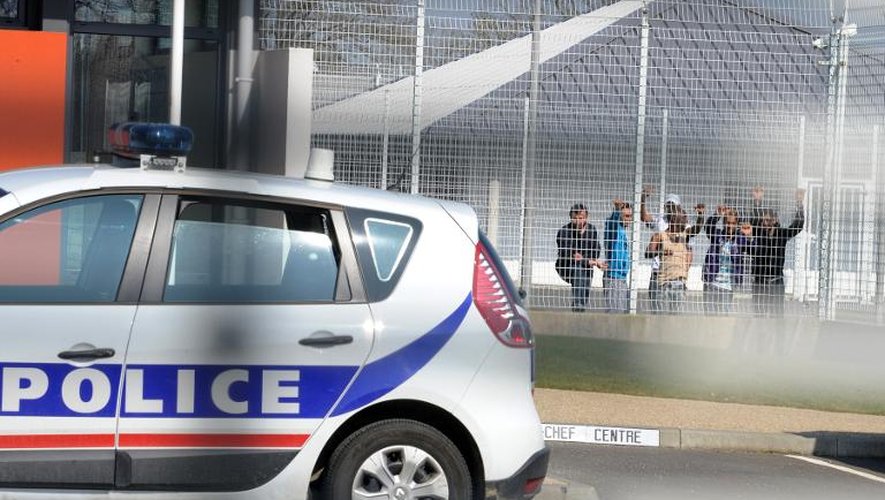 Des immigrants placés en rétention au centre de rétention de Saint-Jacques-de-la-Lande, près de Rennes, le 15 mars 2012