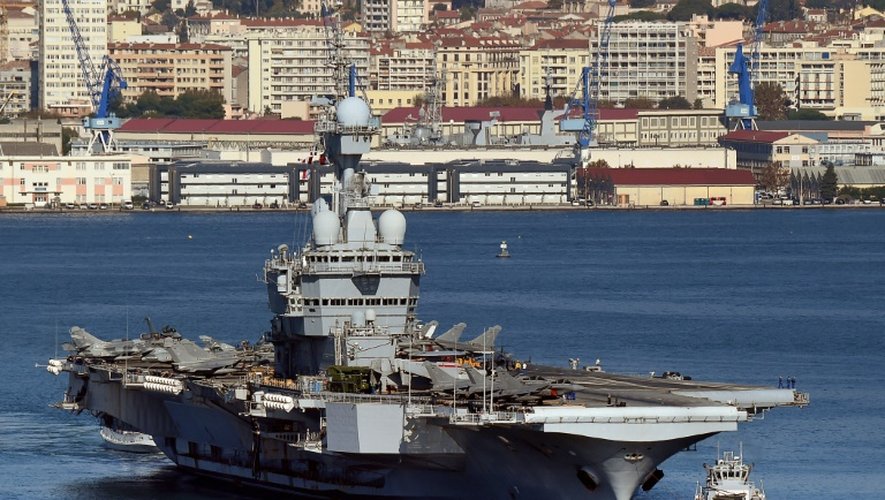 Le porte-avions français Charles-de-Gaulle quitte le port de Toulon, le 18 novembre 2015