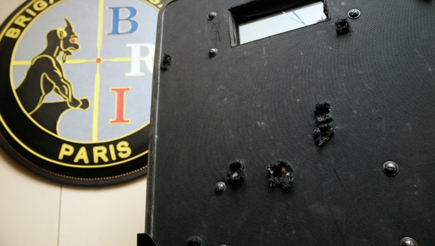 Un bouclier utilisé par les policiers de la BRI sur lequel on voit les impacts de balles des terroristes, lors de l'intervention au Bataclan, le 17 novembre 2015 à Paris
