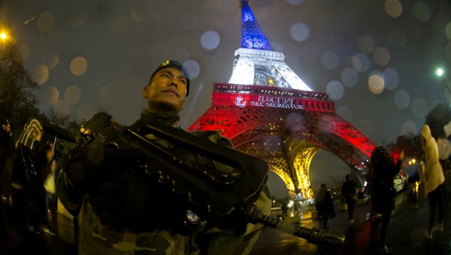 Un soldat français en patrouille au pied de la tour Eiffel à Paris, le 17 novembre 2015