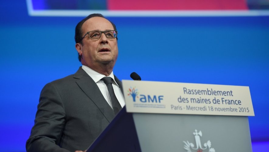 Le président François Hollande devant les maires de France réunis à Paris, le 18 novembre 2015