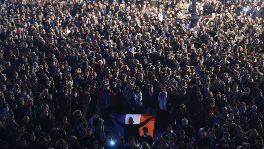 Des personnes rassemblées place du Capitole à Toulouse, le 17 novembre 2015