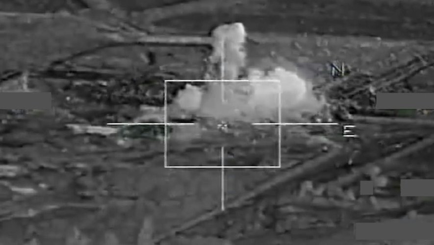 Capture d'écran d'une vidéo diffusée le 17 novembre 2015 par la Défense française montrant l'armée bombardant des positions de l'Etat islamique à Raqa