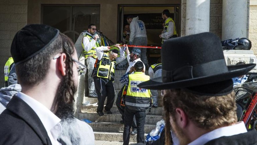 Entrée de la synagogue à Jérusalem le 18 novembre 2014, quelques heures après l'attaque qui a visé ce lieu de culte et fait 4 morts