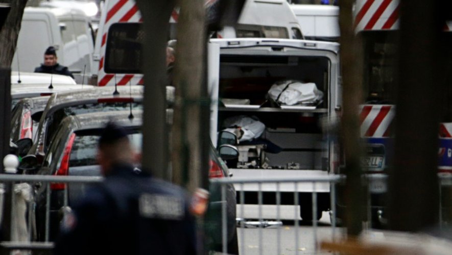 Des corps sont évacués en ambulance du Bataclan le 14 novembre 2015 à Paris