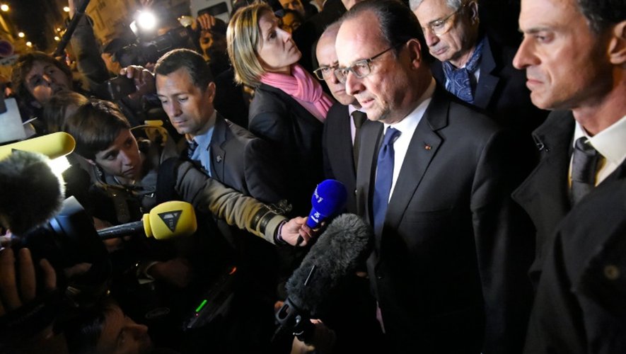 François Hollande entre Bernard Cazeneuve et Manuel Valls se rend au Bataclan le 14 novembre 2015 à Paris