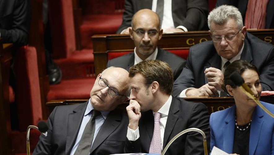 Les ministres de l'Economie Emmanuel Macron (D) et des Finances Michel Sapin (G) le 7 octobre 2014 à Paris