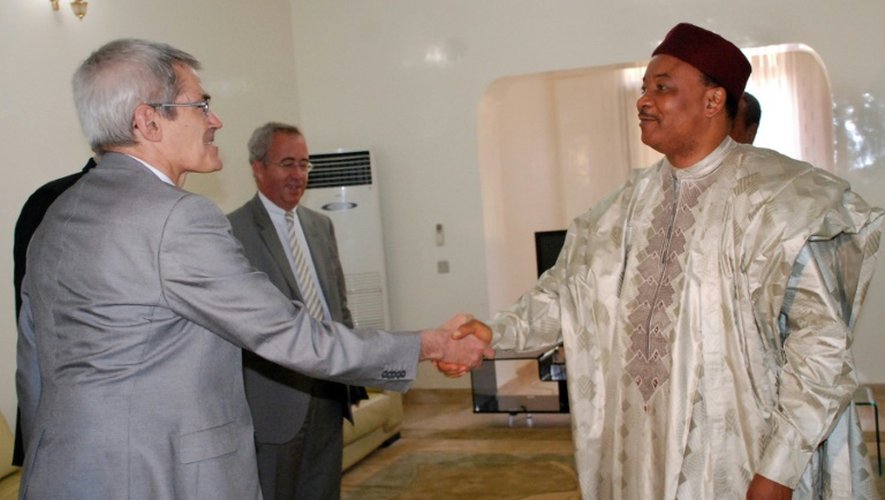 Sébastien de Montessus, alors directeur de la division mines d'Areva, rencontre le président du Niger Mahamadou Issoufou, le 23 juillet 2011 à Niamey