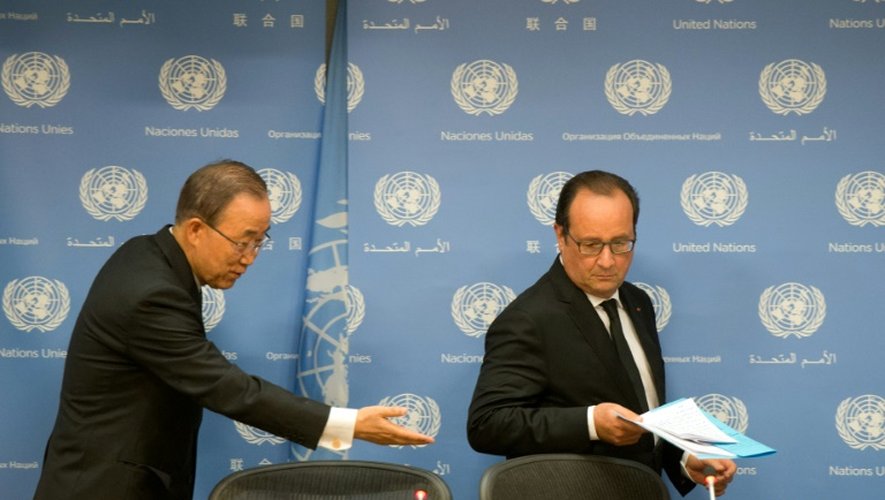 Le président français François Hollande (d) et le secrétaire général des Nations unies Ban Ki-moon, le 27 septembre 2015 à New York