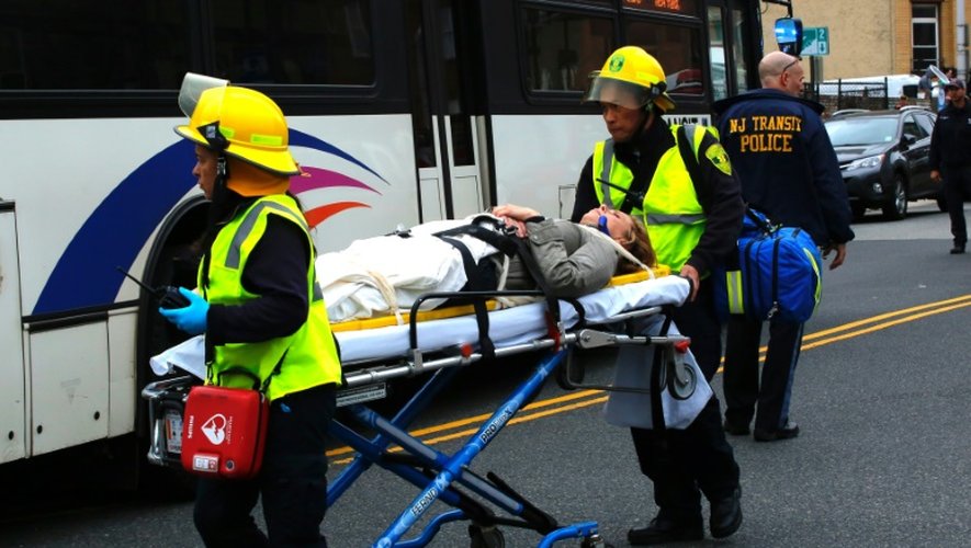 Un femme blessée est évacuée de la station d'Hoboken dans le New Jersey, le 29 septembre 2016