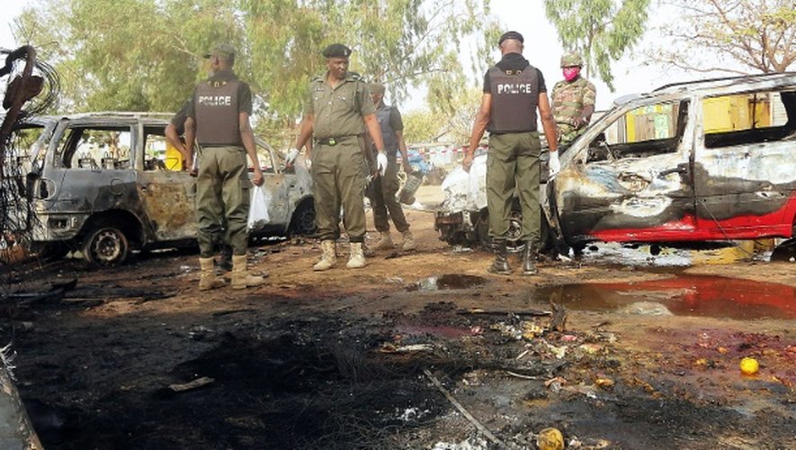 La police nigériane sur le site d'un attentat-suicide, le 24 février 2015 à Kano