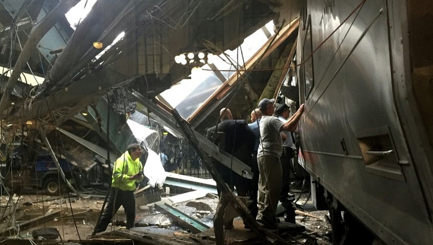 Des secouristes sur les lieux de l'accident d'un train de banlieue près de New York, qui a fait plus d'une centaine de blessés, le 29 septembre 2016