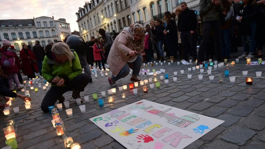 Des habitants de Molenbeeck allument des bougies pour manifester leur soutien aux victimes des attentats de Paris, le 18 novembre 2015