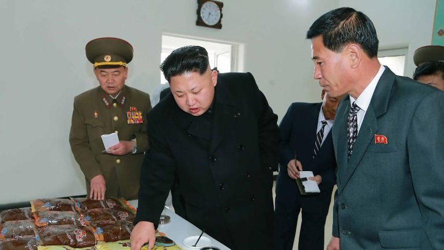 Le leader nord-coréen Kim Jong-un lors de l'inspection d'une usine gérée par l'armée le 17 novembre 2014