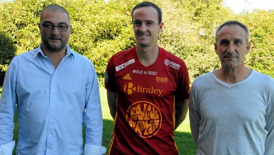Loïc Poujol, un renfort de taille pour Rodez. Cette signature réjouit Pierre-Olivier Murat, le président de la SASP, et Laurent Peyrelade, l’entraîneur du Raf.