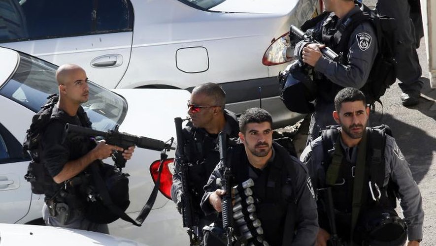 Des membres des forces de sécurité israéliennes à l'extérieur de la synagogue attaquée à Jérusalem Ouest le 18 novembre 2015