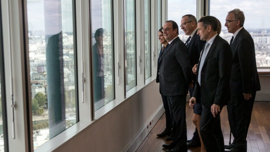 François Hollande (2è, g), la ministre de l'Education nationale Najat Vallaud-Belkacem (g) regardent depuis le dernier étage de la tour Zamansky Tower sur le campus de l'Université Jussieu, le 20 septembre 2016