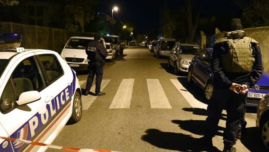 Des policiers barrent la rue où l'agression a eu lieu, dans les quartiers nord de Marseille