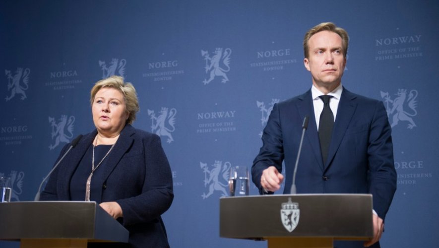 La Première ministre norvégienne Erna Solberg et son ministre des Affaires étrangères Borge Brende lors d'une conférence de presse à Oslo le 18 novembre 2015