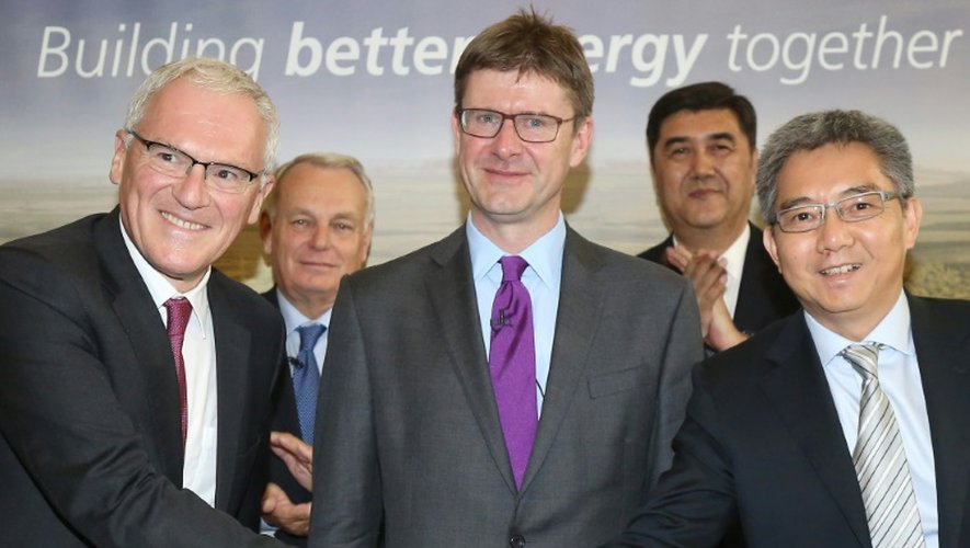 Poignée de mains entre le PDG d'EDF, Jean-Bernard Levy, et le dirigeant du groupe nucléaire chinois CGN He Yu, à l'issue de la signature du projet de centrale nucléaire à Hinkley Point le 29 septembre 2016 à Londres