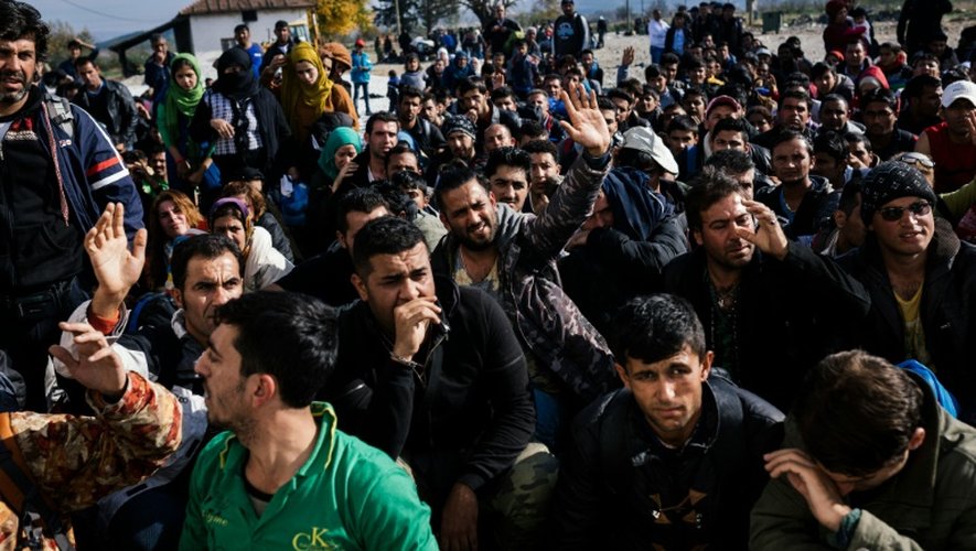 Des migrants attendent d'être enregistrés après avoir traversé la frontière entre la Grèce et la Macédoine près de Gevgelija le 18 novembre 2015