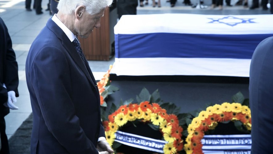 L'ex président américain, Bill Clinton se recueille devant le cercueil de l'ancien président Israélien Shimon Peres le 29 septembre 2016 à Jerusalem