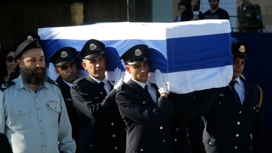 Des gardes de la Knesset portent le cercueil de l'ancien président israélien Shimon Peres pour ses funérailles, le 30 septembre 2016 à Jérusalem