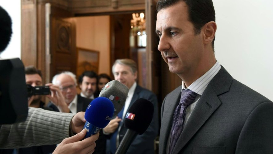 Photo fournie par la page facebook officielle de la présidence syrienne montrant le président Bachar el-Assad parlant avec la presse le 14 novembre 2015 après une rencontre avec des parlementaires français à Damas