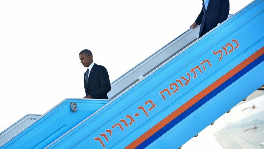 Le président américain Barack Obama et le secrétaire d'Etat américain John Kerry arrivent à l'aéroport de Tel-Aviv pour assister aux funérailles de Shimon Peres, le 30 septembre 2016 en Israël