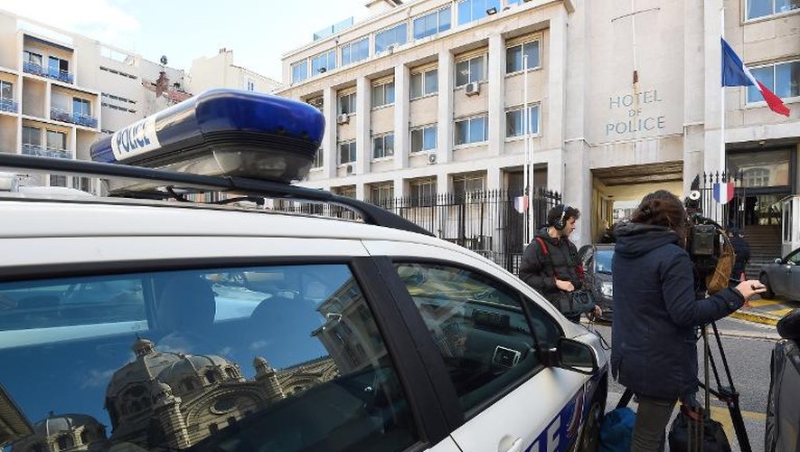 Des journalistes attendent devant le siège de la police de Marseille, où sont entendus des dirigeants de l'OM dans une affaire de transferts suspects, le 18 novembr 2014