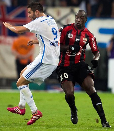 L'attaquant de Marseille André-Pierre Gignac (g) et le défenseur de Nice Souleymane Diawara, lors du match OM contre l'OGC Nice le 29 août 2014