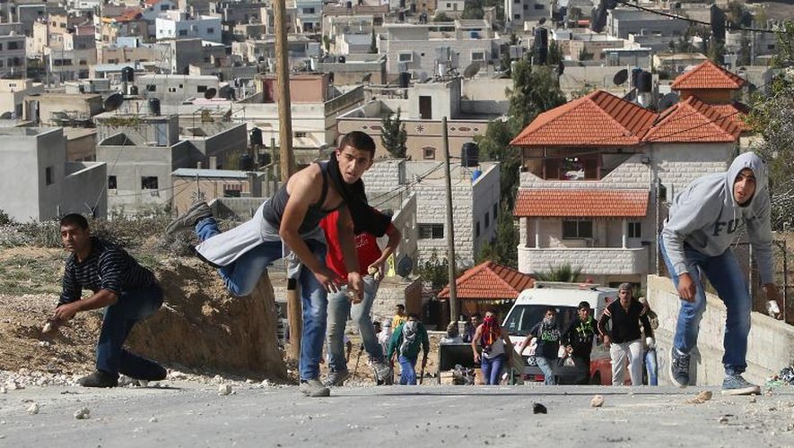 Des jeunes Palestiniens lancent des pierres contre les forces de sécurité israéliennes, le 18 novembre 2014 à Naplouse