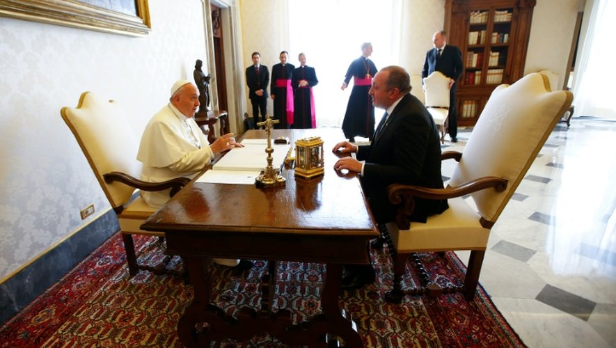 Le pape François et le président géorgien Giorgi Margvelashvili lors d'une audience privée au Vatican, le 10 avril 2015 à Rome
