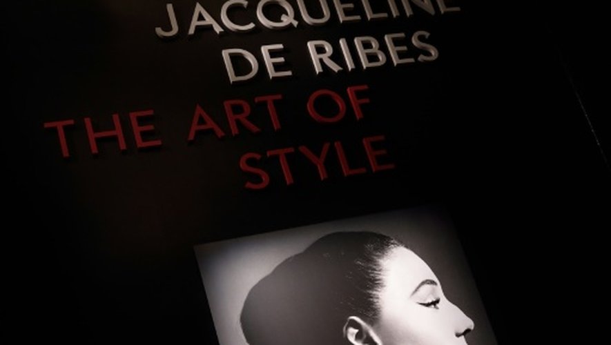 Photo de Jacqueline de Ribes à l'entrée de l'exposition qui lui est consacrée au Met de New York, le 17 novembre 2015