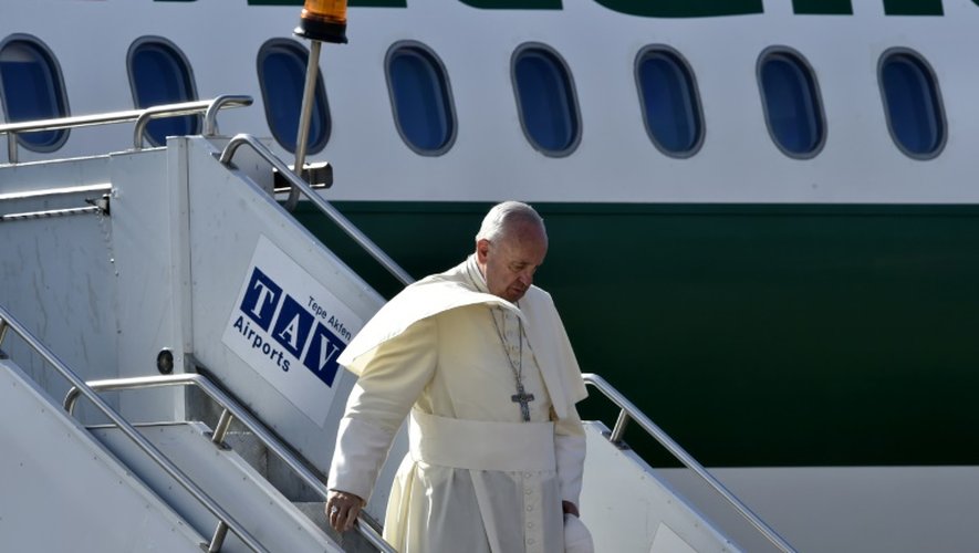 Le pape François arrive à l'aéroport de Tbilissi, le 30 septembre 2016 en Géorgie