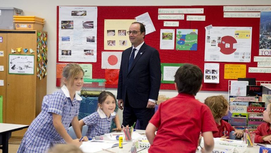 Le président François Hollande (c) visite une classe de l'école franco-asutralienne "Telopea" à Canberra, le 19 novembre 2014